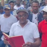 Decenas de Productores de cebolla realizan una protesta frente al ministerio de agricultura.