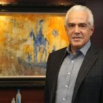 Jonathan Lorenzo, Encargado Regional del IDECOOP El Valle, resalta compromiso con las cooperativas durante acto de ofrenda floral por el Mes del Cooperativismo y los 62 años de la institución.