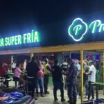 Edesur trabaja para sustituir poste derribado por accidente en Vallejuelo.