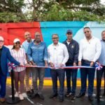 Edesur trabaja para sustituir poste derribado por accidente en Vallejuelo.