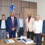 Maestro Cherry Encarnación entrega vivienda a “El Mocho” a través de la Fundación Funjucoa.