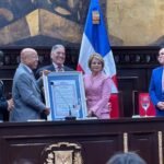 Niní Caffaro recibe reconocimiento a su trayectoria artística, iniciativa de Lucía Medina Sánchez.